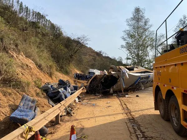 Ônibus com torcedores do Corinthians capota na grande BH e mata 7 passageiros.