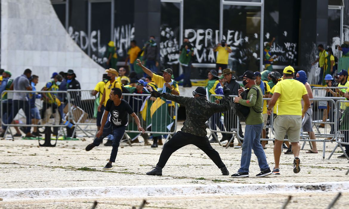 Réus do Paraná serão julgados nesta quarta-feira acusados de invadir e depredar as sedes dos Três Poderes Réus do Paraná serão julgados nesta quarta-feira acusados de invadir e depredar as sedes dos Três Poderes