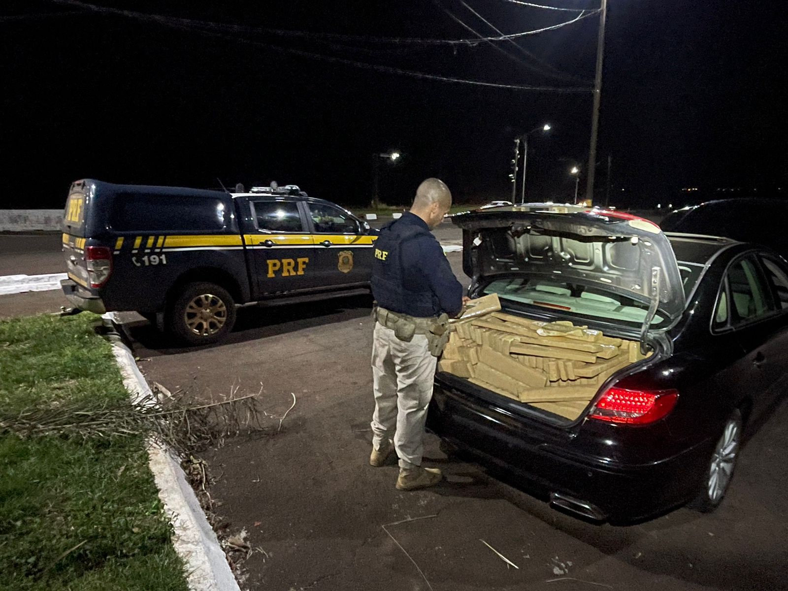 Santa Terezinha de Itaipú: Policiais Rodoviários Federais apreendem quase meia tonelada de drogas.