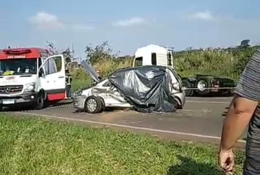 Colisão entre carro e ônibus deixa duas pessoas em óbito na PR-323