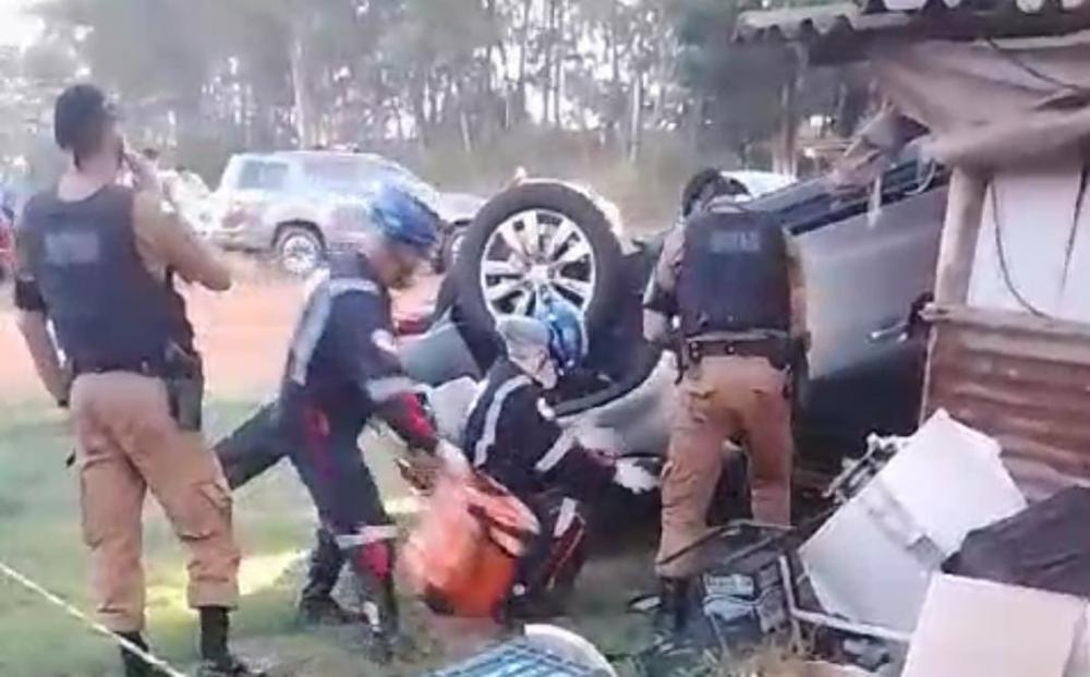Cigarreiro perde controle do veículo e mata motociclista na PR-323, próximo a Perobal. Cigarreiro perde controle do veículo e mata motociclista na PR-323, próximo a Perobal.
