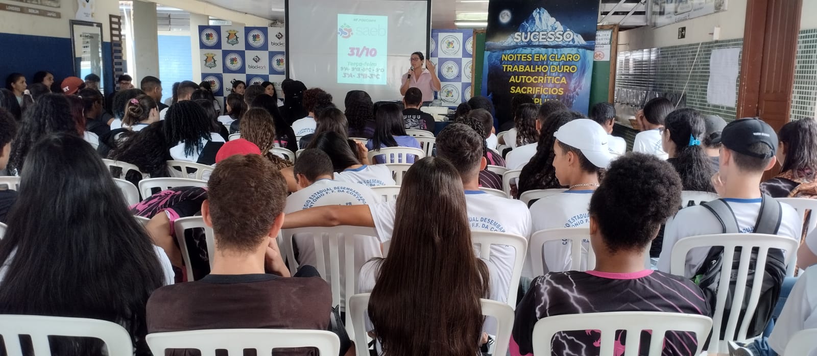 Alunos que realizaram a avaliação do Saeb participam de uma rodada de palestras