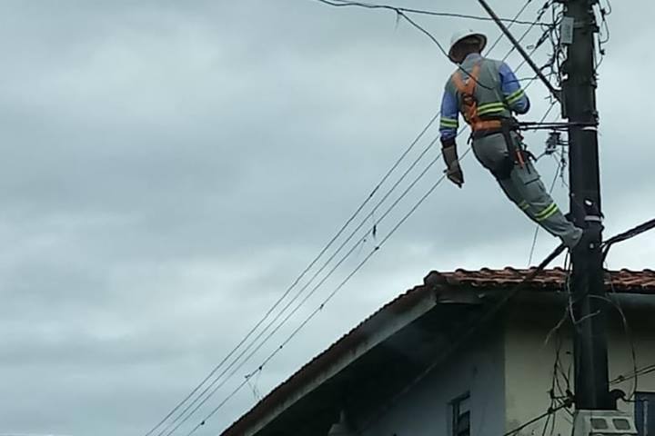 Homem é preso após ameaçar funcionário da Copel e ainda chamar policial de “covarde e neguinho safado”, em Nova Olímpia