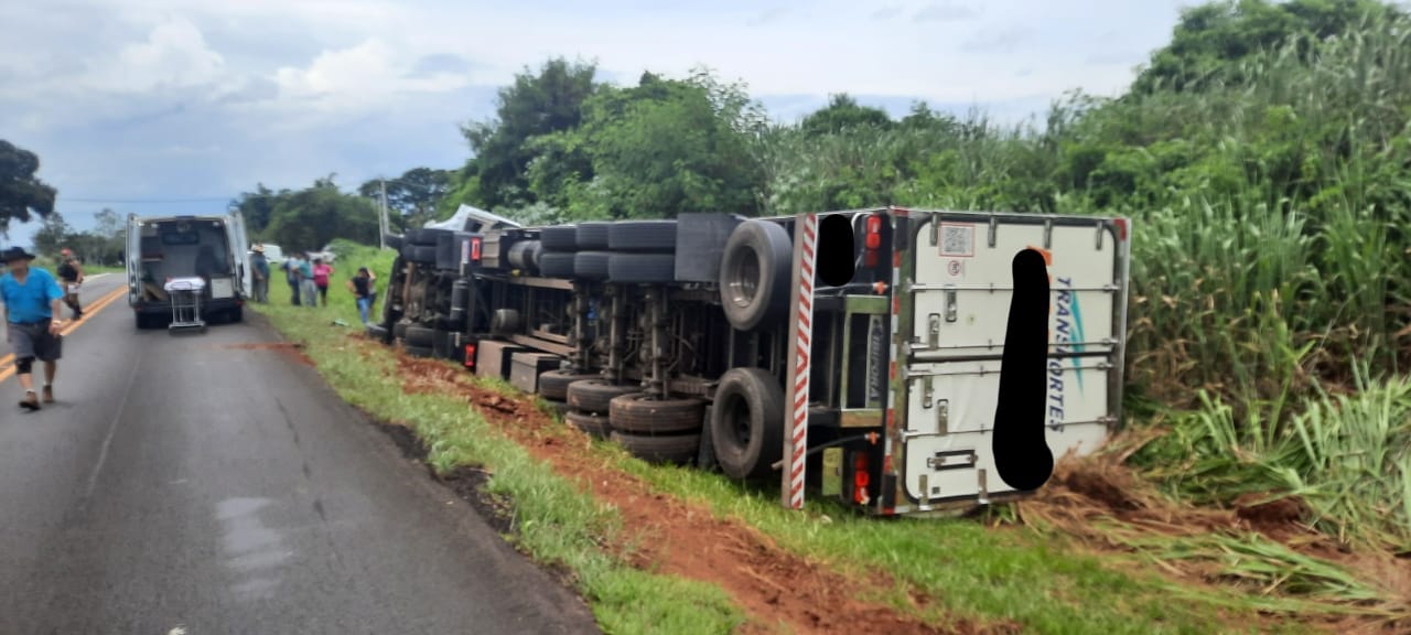 Tombamento de carreta na PR 323 entre Iporã e Cafezal do Sul deixa motorista gravemente ferido