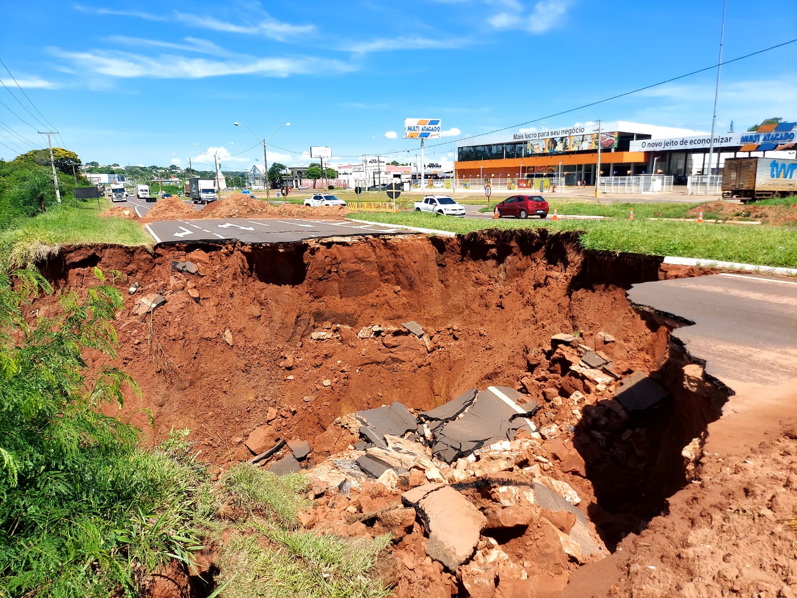 Cratera na PR-323 em Umuarama volta a crescer e ameaça levar todo o trecho da rodovia