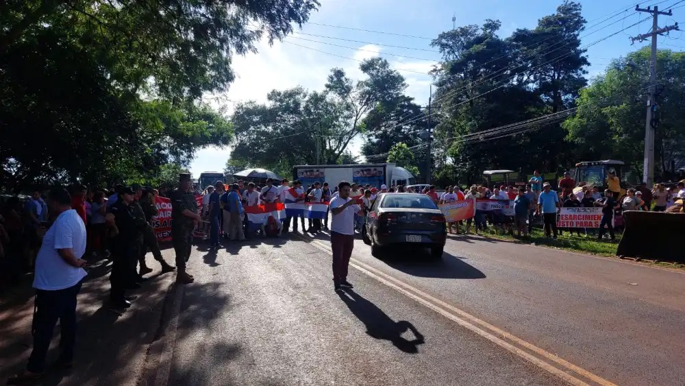 Manifestantes fecham vias em Salto del Guairá em protesto contra a lei Fome Zero