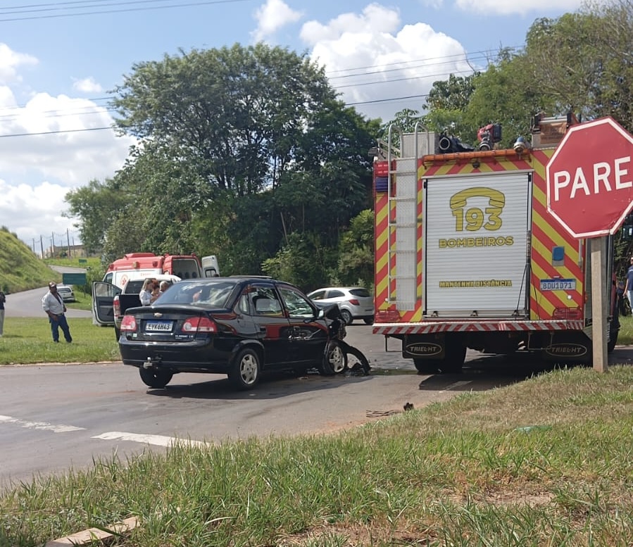 Colisão entre carro e caminhonete deixa cinco feridos na PR-323, em Umuarama