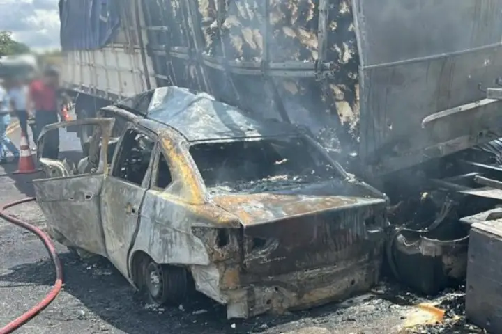 Pessoas que morreram carbonizadas na BR-369 eram motorista de carro da Saúde e paciente