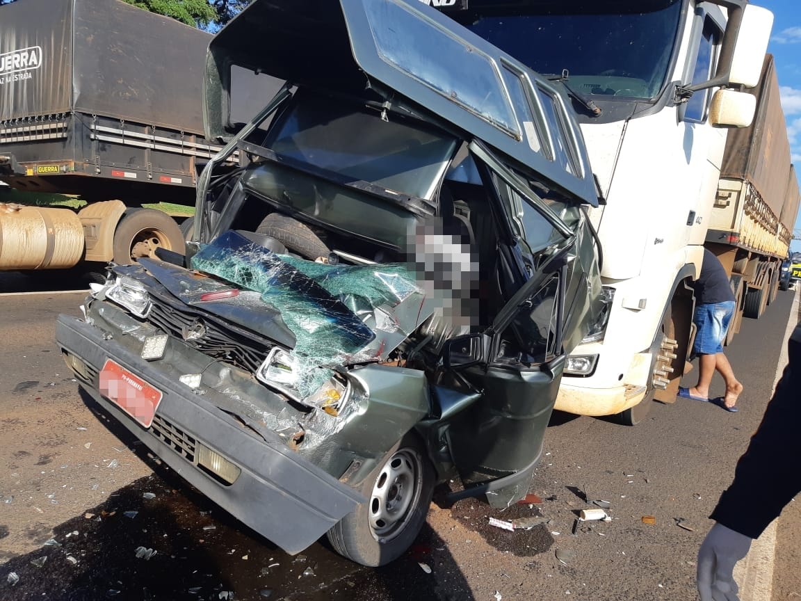 Condutor morre entre as ferragens de carro “prensado” entre caminhões na BR-376