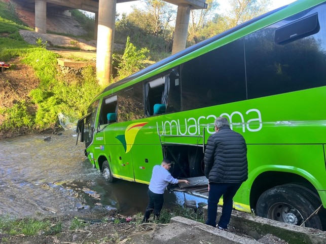 Ônibus sai de pista e cai em rio na BR-376, em Ponta Grossa: ‘Livramento’