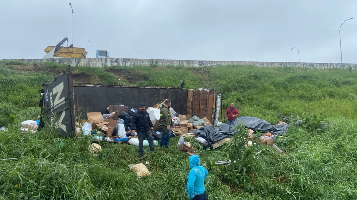 Caminhão com doações do PR para o RS se envolve em grave acidente