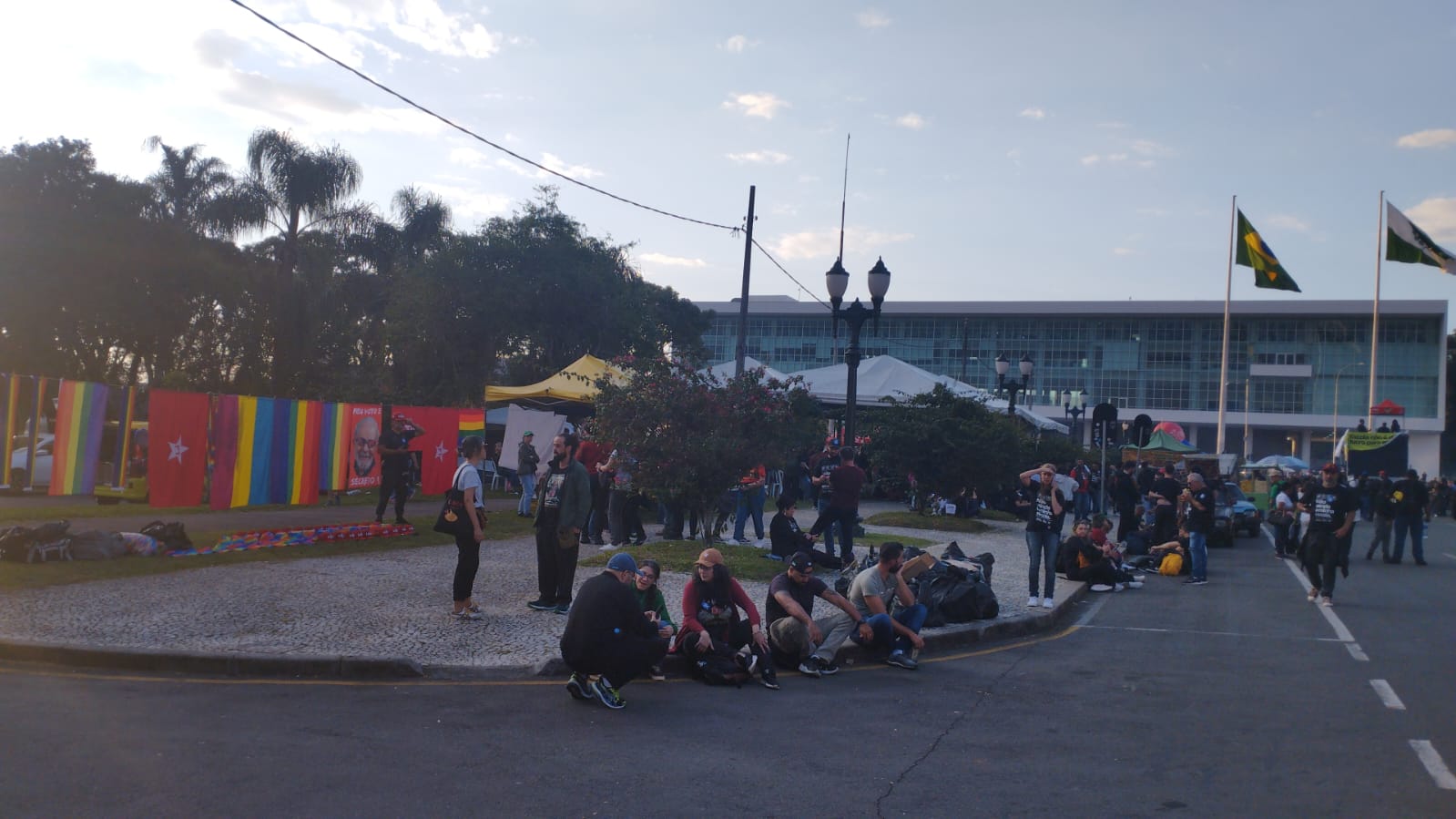 Manifestação com quebra-quebra em Curitiba teve venda de bandeiras do PT e bonés de Lula