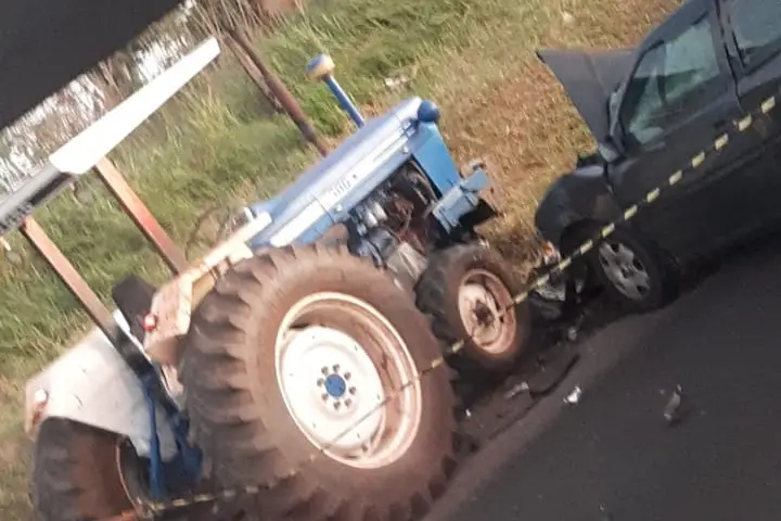 Mulher morre em colisão entre carro e trator na PR-323 em frente à garapeira