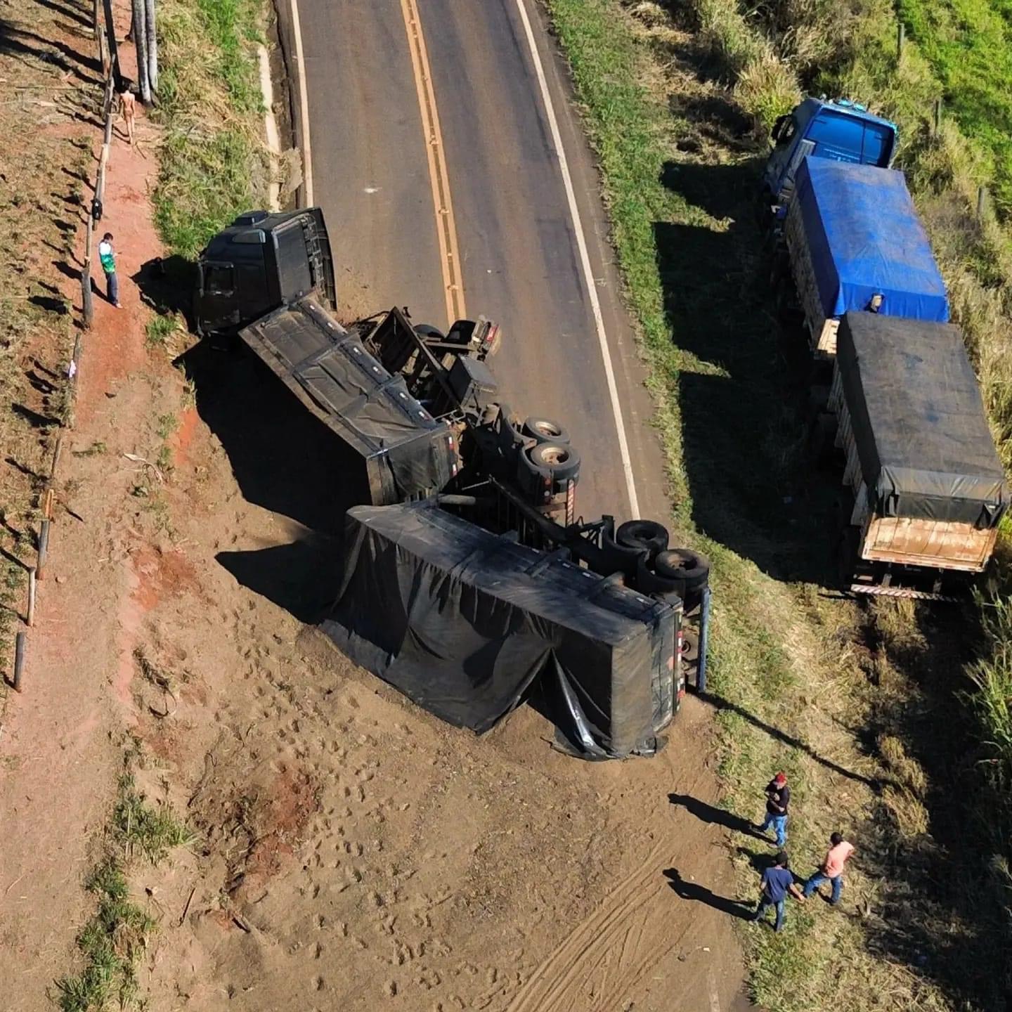 Carreta carregada com esterco tomba na rodovia entre Ivaté e Serra dos Dourados