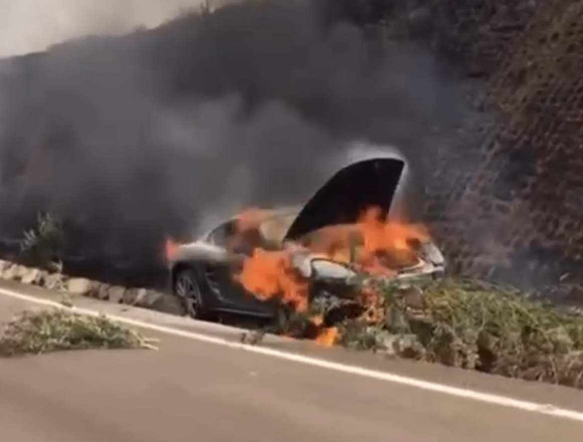 Carro de luxo pega fogo no trevo de Porto Camargo