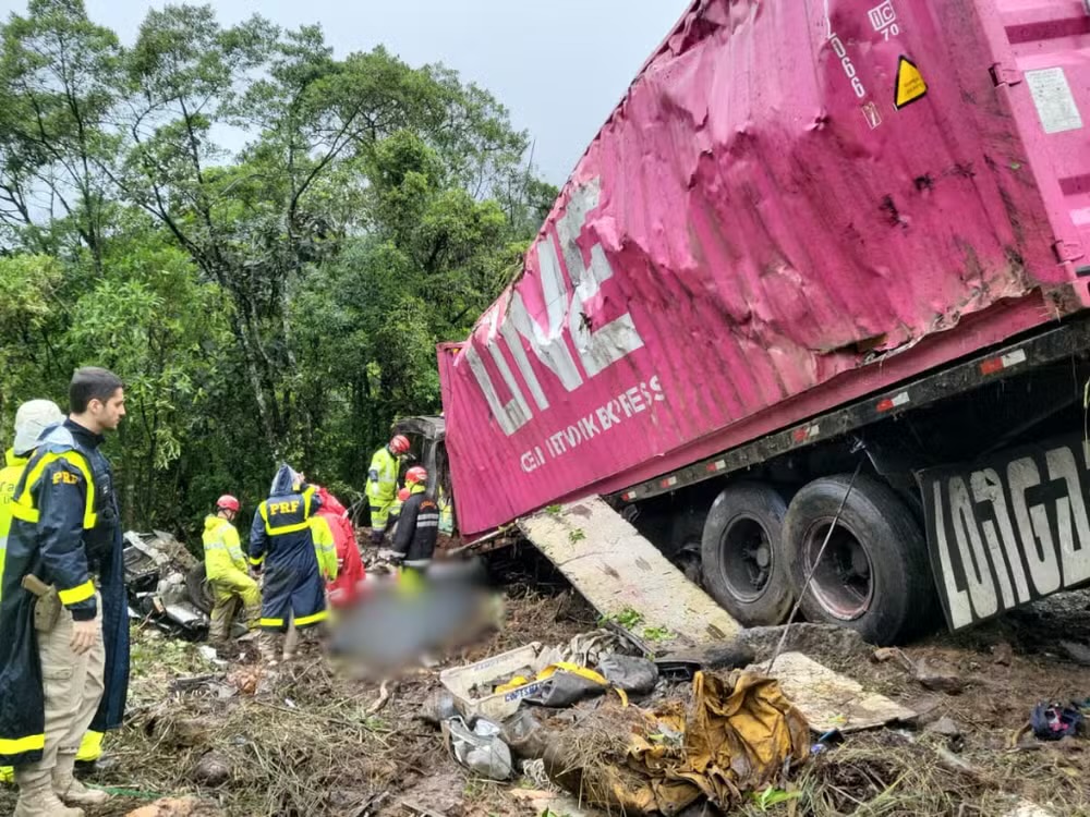 Oito integrantes de time de remo e motorista morrem após carreta tombar sobre van no Paraná