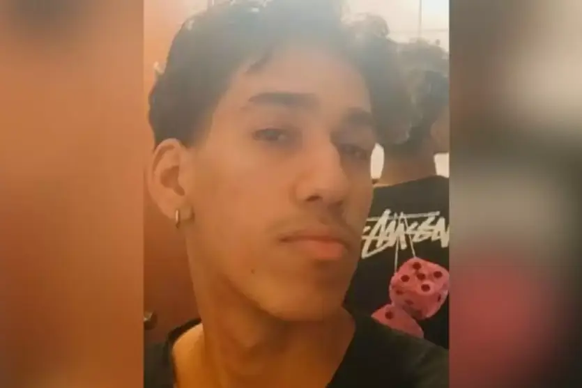Jovem de 17 anos morre eletrocutado enquanto usava celular na tomada