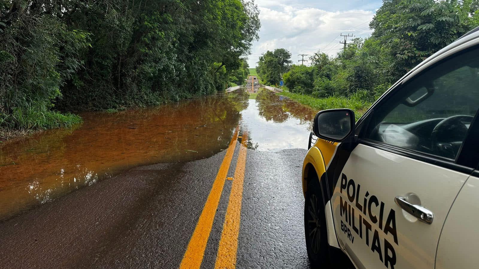 Nível de rio Ivaí sobe, e população usa barco para passar por cima de ponte no Paraná