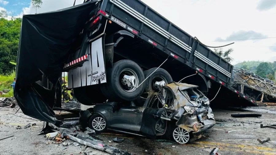 Acidente entre carreta e ônibus mata 22 pessoas carbonizadas na BR-116