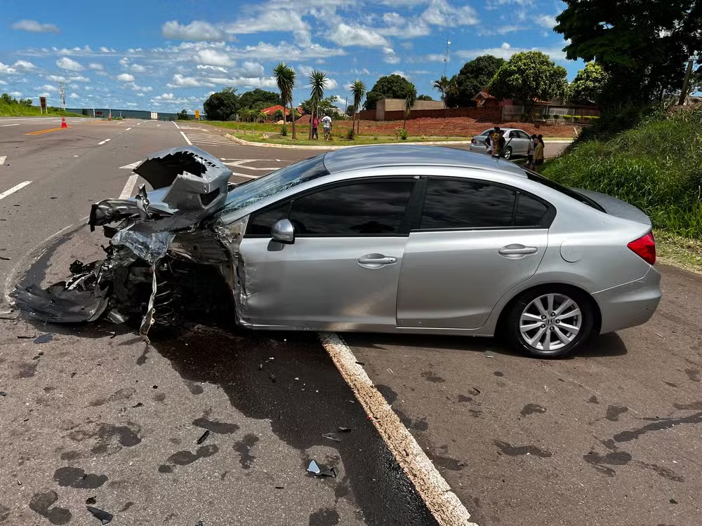 Cinco pessoas ficam feridas em acidente entre dois carros na Estrada Boiadeira