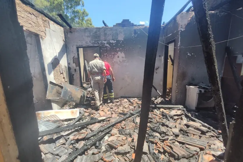 Crianças de 3 anos morrem carbonizadas em incêndio residencial em Tapira Crianças de 3 anos morrem carbonizadas em incêndio residencial em Tapira