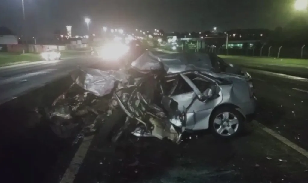Motorista que dirigia na contramão morre após bater de frente com ônibus na BR-277 Motorista que dirigia na contramão morre após bater de frente com ônibus na BR-277