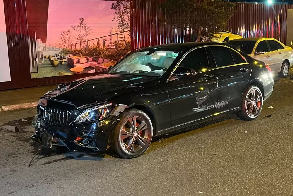 Adolescente pega Mercedes do pai, atropela ciclista e atinge outros dois carros em avenida de Maringá, diz polícia Adolescente pega Mercedes do pai, atropela ciclista e atinge outros dois carros em avenida de Maringá, diz polícia