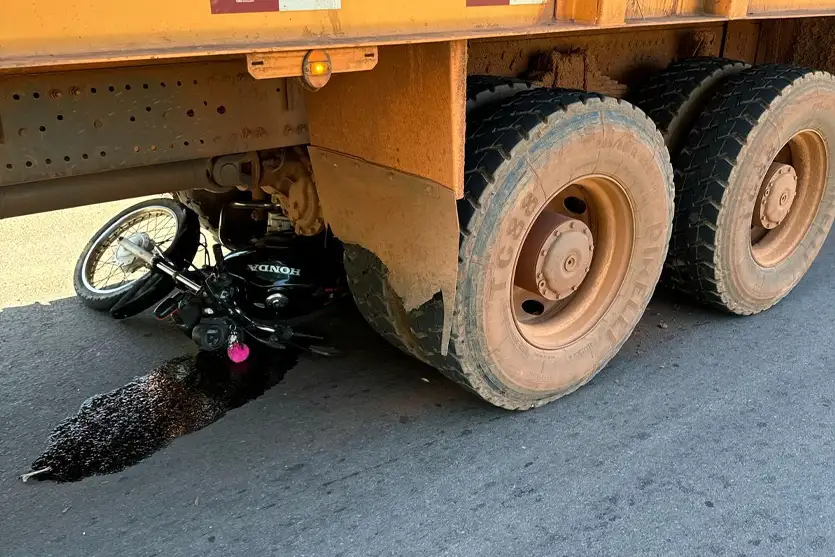 Jovem morre após colisão entre moto e caminhão canavieiro Jovem morre após colisão entre moto e caminhão canavieiro