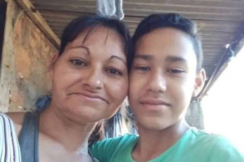 Mãe é presa suspeita de matar o filho a machadadas enquanto ele dormia Mãe é presa suspeita de matar o filho a machadadas enquanto ele dormia