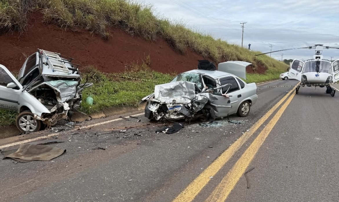 Dois homens morrem após carros baterem de frente em rodovia do Paraná