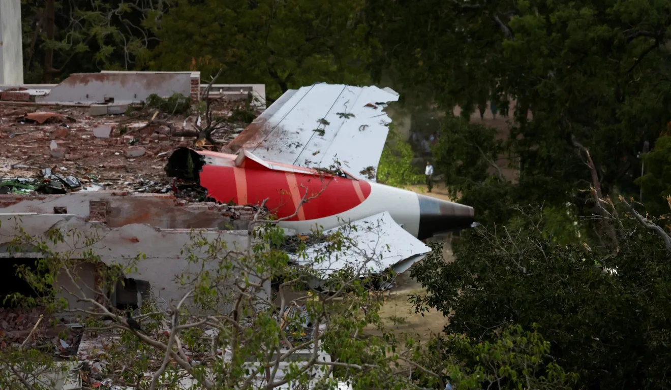 Número de mortos em queda de avião sobe para mais de 290, diz polícia Número de mortos em queda de avião sobe para mais de 290, diz polícia