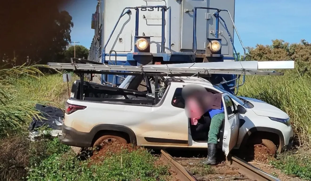 Homem morre após carro ser arrastado por trem no Norte do Paraná