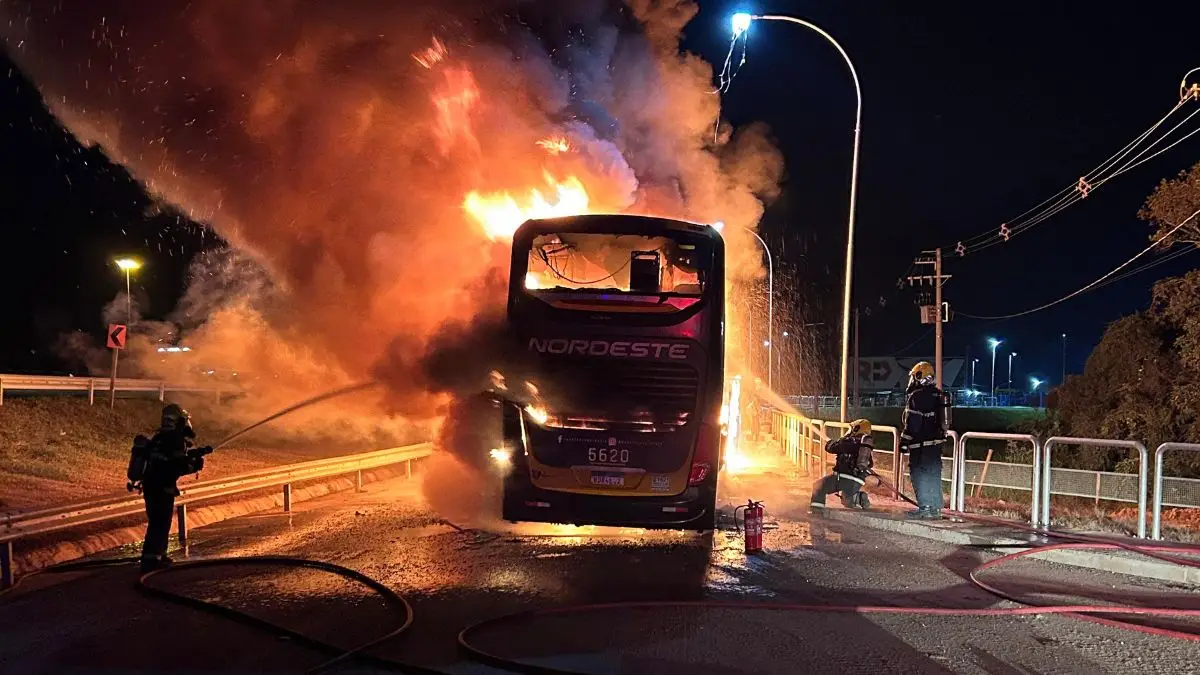 Ônibus que saiu de Umuarama para Florianópolis com 45 passageiros é destruído pelo fogo Ônibus que saiu de Umuarama para Florianópolis com 45 passageiros é destruído pelo fogo