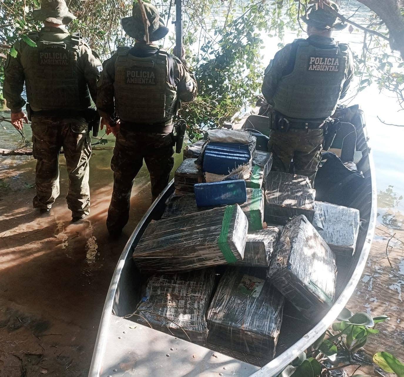 Polícia Ambiental apreende mais 400 kg de maconha em Ilha, na região do Porto Camargo Polícia Ambiental apreende mais 400 kg de maconha em Ilha, na região do Porto Camargo