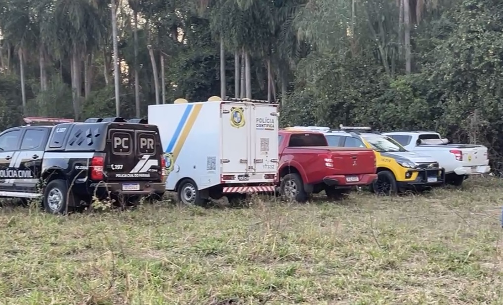 URGENTE Equipes da polícia científica e IML estão no local em que um veículo foi encontrado enterrado URGENTE Equipes da polícia científica e IML estão no local em que um veículo foi encontrado enterrado