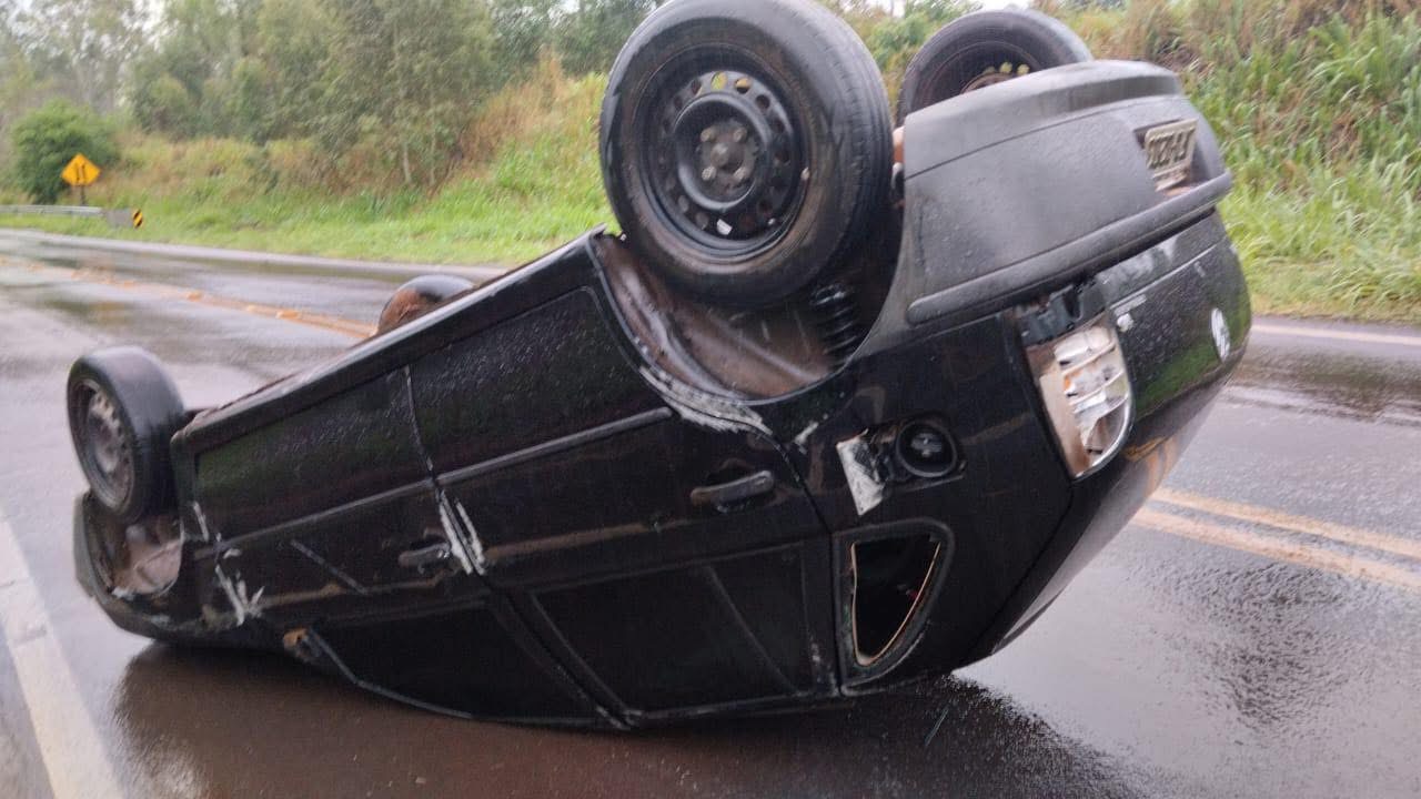 Motorista perde controle e capota veículo próximo a Ivaté Motorista perde controle e capota veículo próximo a Ivaté