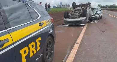Falsos funcionários da Itaipu fogem da PRF e ficam feridos após capotamento no Paraná
