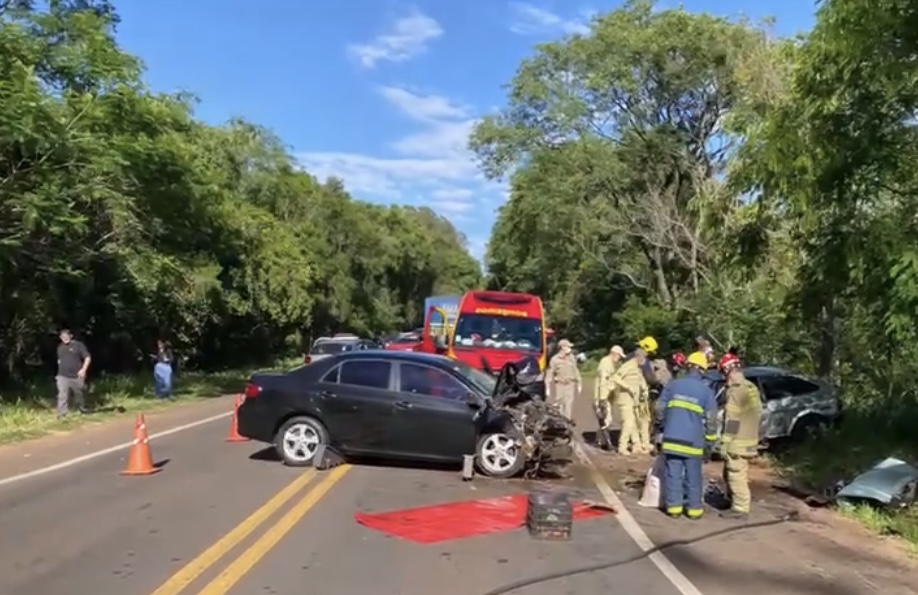 Colisão frontal entre dois carros deixa duas mulheres mortas na PR-323, em Umuarama