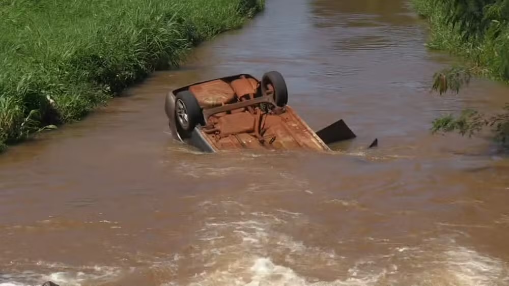 Carro com família cai em rio e moradores pulam na água para resgatar vítimas no Paraná; mãe morreu e três filhas ficaram feridas